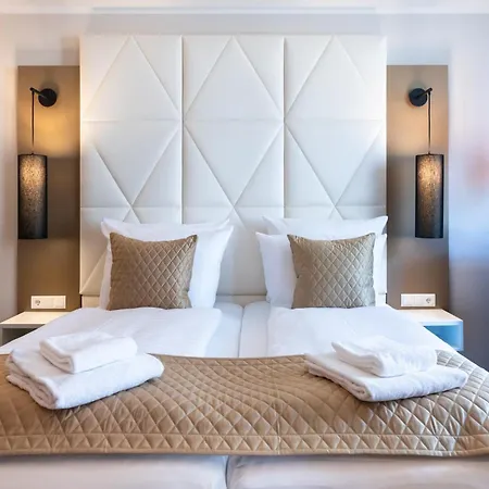 Western Premier Royal Blue - Adult Only לייפציג